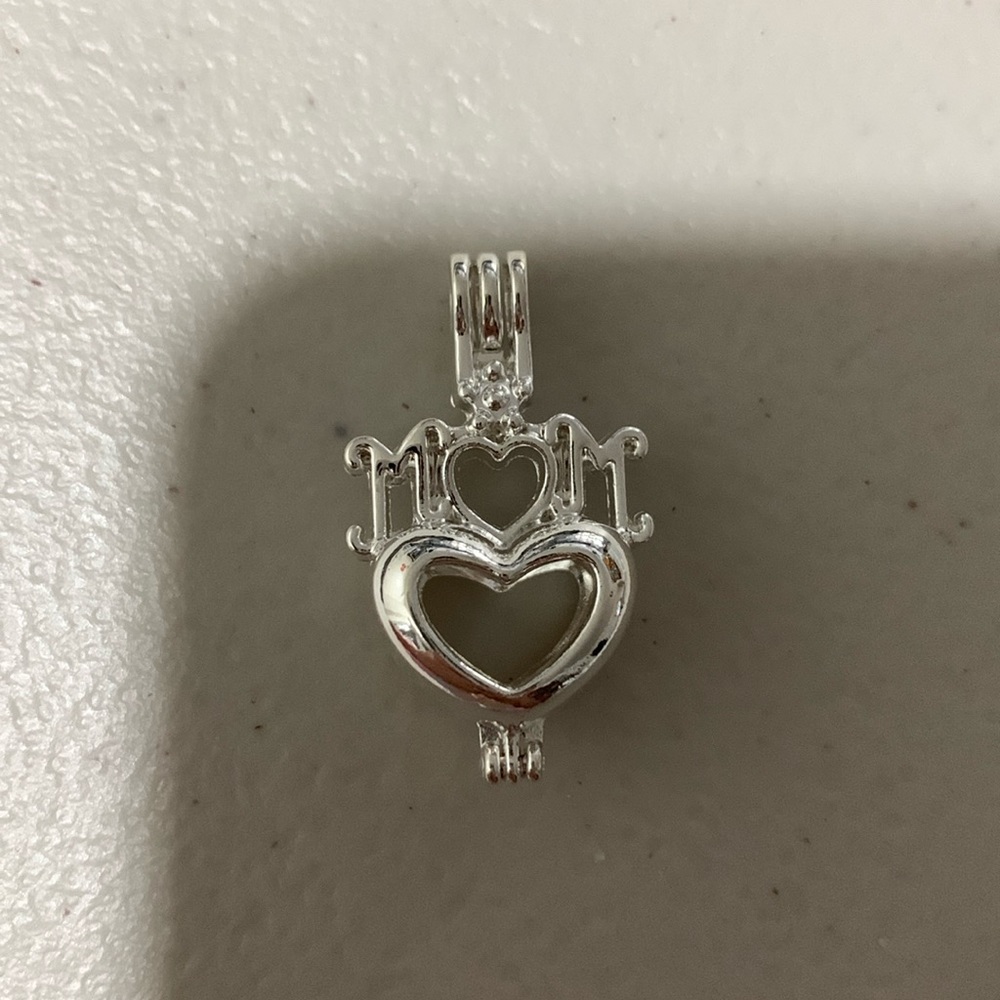 Mom heart ❤️  (fits 2 pearls or 1 big pearl)